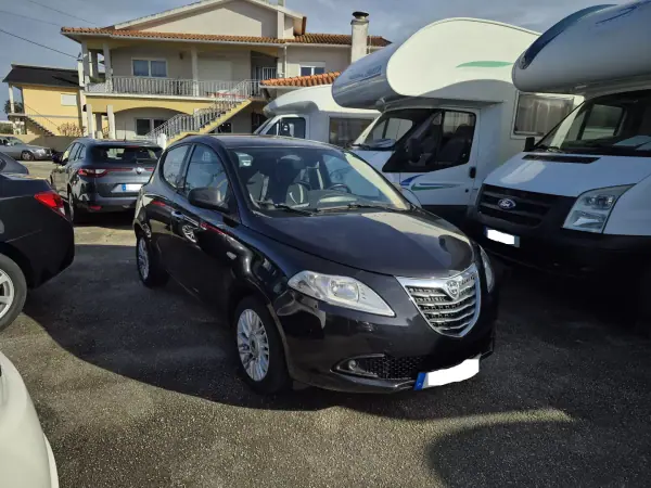Lancia Ypsilon 2013 - 8400 EUR, 125600 km - AUTO.MOTO.pt - 125600km - foto 2 de 4