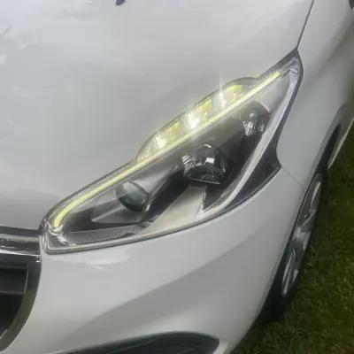 Peugeot 208 2016 - 9990 EUR, 103782 km - AUTO.MOTO.pt - 103782km - foto 18 de 19