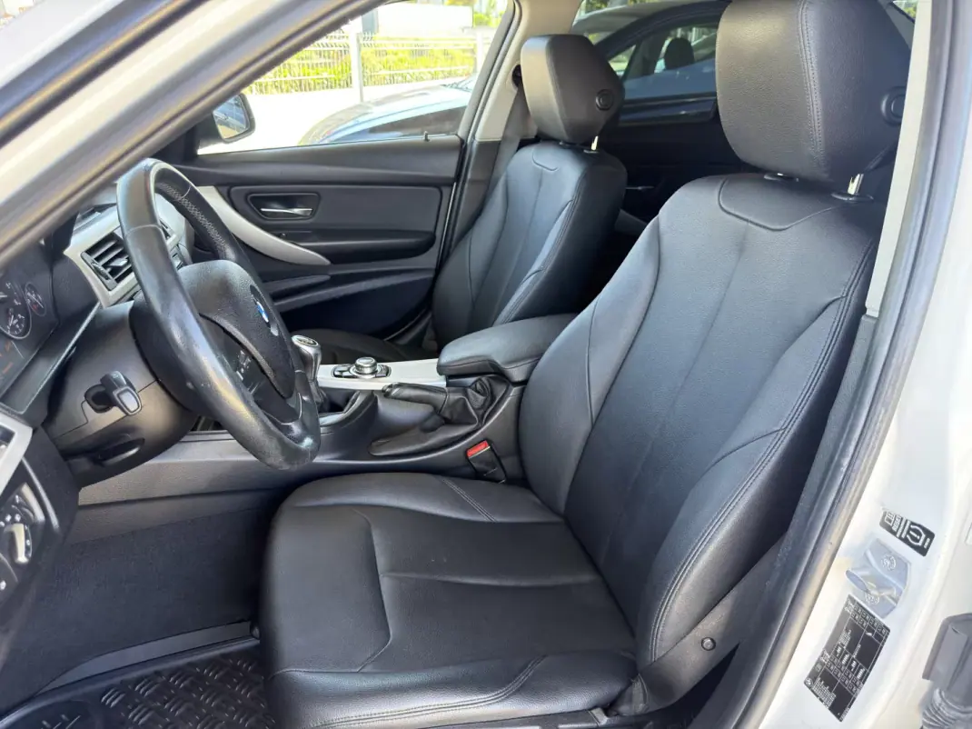BMW 318 2013 - 13500 EUR, 239000 km - AUTO.MOTO.pt - 239000km - foto 15 de 22