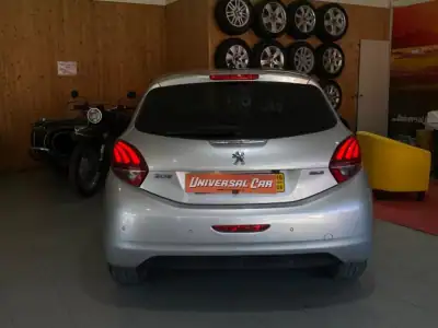 Peugeot 208 2016 - 10900 EUR, 139000 km - AUTO.MOTO.pt - 139000km - foto 4 de 17