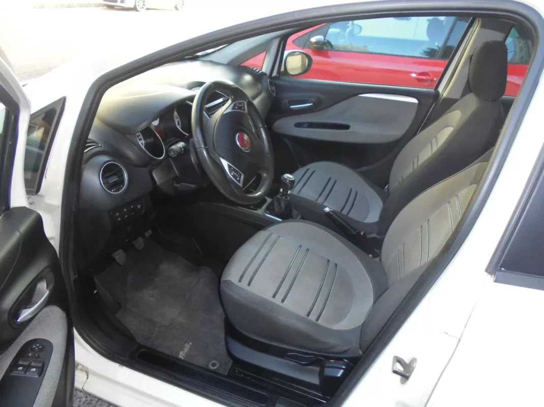 Fiat Punto 2010 - 5900 EUR, 147000 km - AUTO.MOTO.pt - 147000km - foto 15 de 28