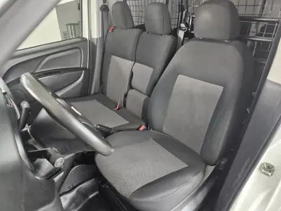 Fiat DOBLO CARGO 1.3 MULTIJET EASY 2018 - 10250 EUR, 177400 km - AUTO.MOTO.pt - 177400km - foto 17 de 26