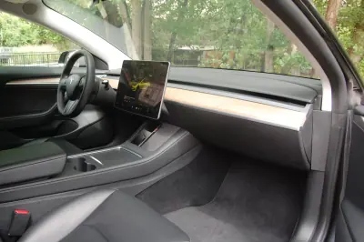 Tesla Model 3 2022 - 34500 EUR, 50871 km - AUTO.MOTO.pt - 50871km - foto 8 de 13