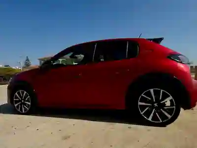 Peugeot 208 2019 - 13900 EUR, 75000 km - AUTO.MOTO.pt - 75000km - foto 5 de 19