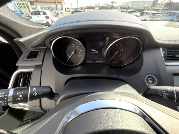 Jaguar E-Pace 2018 - 31500 EUR, 128416 km - AUTO.MOTO.pt - 128416km - foto 9 de 18