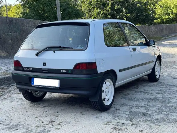 Renault Clio 1993 - 3900 EUR, 283000 km - AUTO.MOTO.pt - 283000km - foto 7 de 39