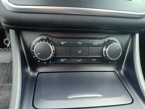 Mercedes-Benz GLA 180 2015 - 22500 EUR, 120000 km - AUTO.MOTO.pt - 120000km - foto 21 de 28