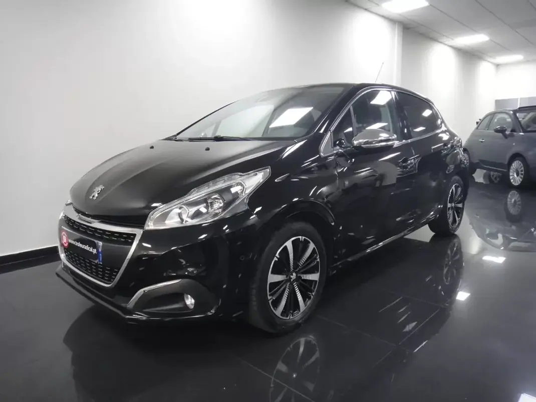 Peugeot 208 2018 - 8900 EUR, 82000 km - AUTO.MOTO.pt - 82000km - foto 1 de 23