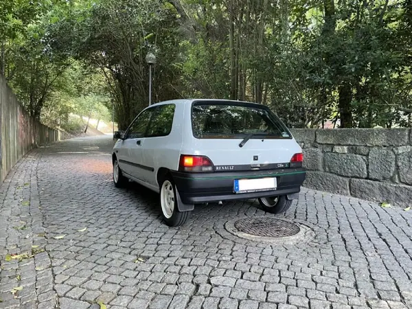 Renault Clio 1993 - 3900 EUR, 283000 km - AUTO.MOTO.pt - 283000km - foto 35 de 39