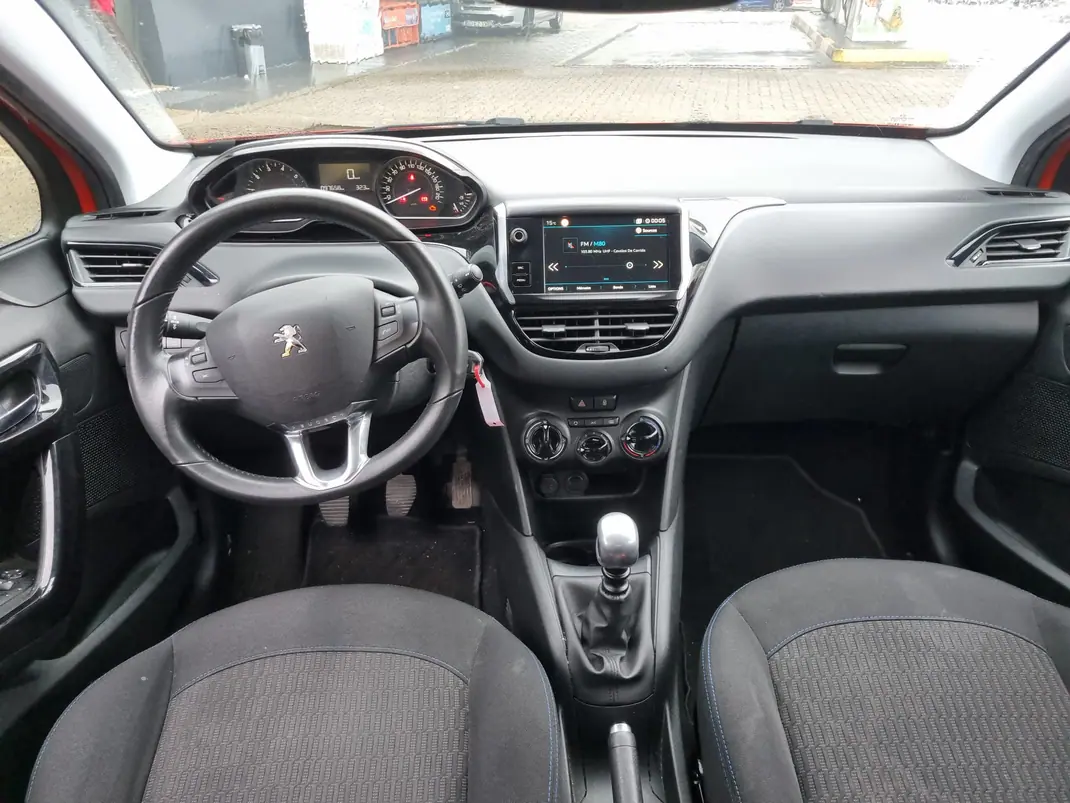 Peugeot 208 2018 - 8000 EUR, 97000 km - AUTO.MOTO.pt - 97000km - foto 13 de 15