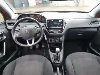 Peugeot 208 2018 - 8000 EUR, 97000 km - AUTO.MOTO.pt - 97000km - foto 13 de 15