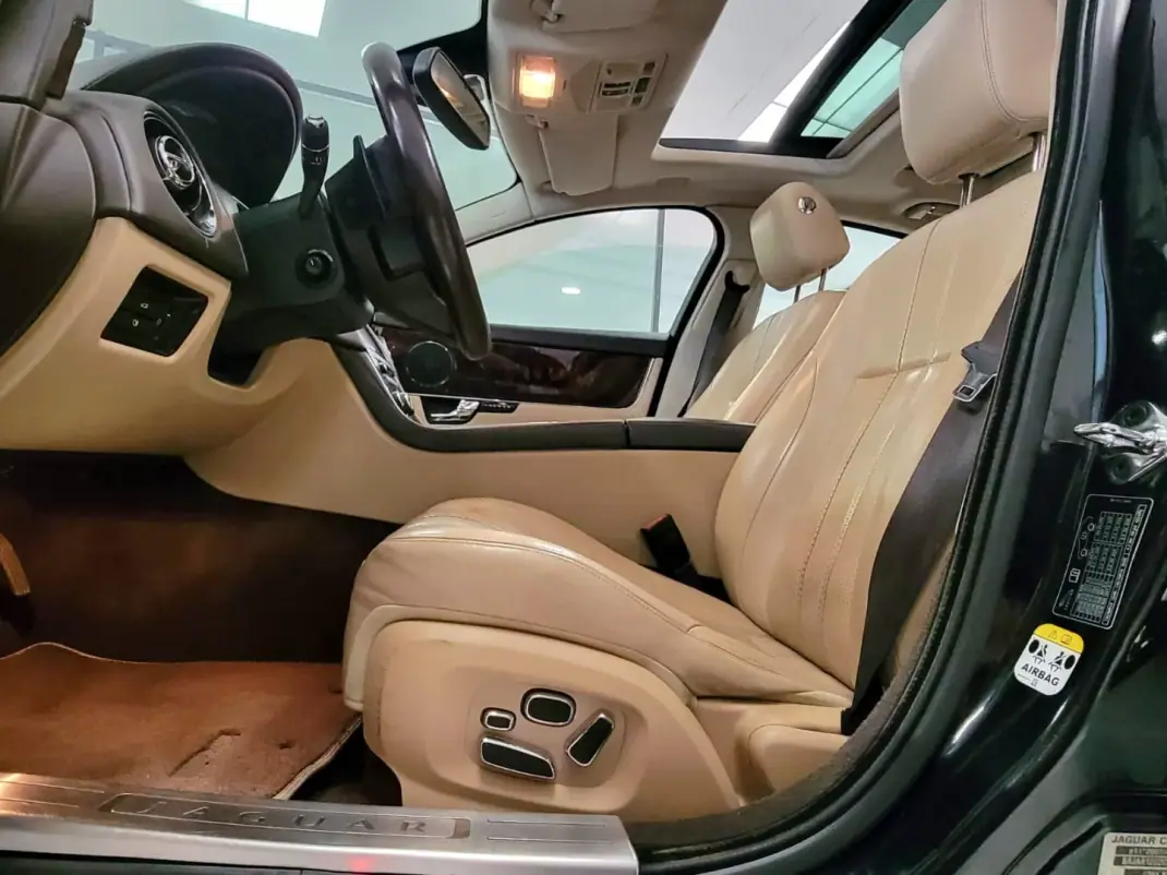Jaguar XJ 2012 - 19950 EUR, 255600 km - AUTO.MOTO.pt - 255600km - foto 15 de 33