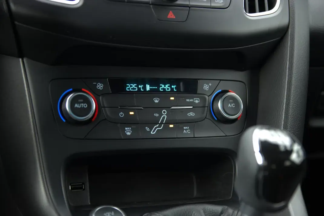 Ford Focus 2018 - 14990 EUR, 104000 km - AUTO.MOTO.pt - 104000km - foto 17 de 29