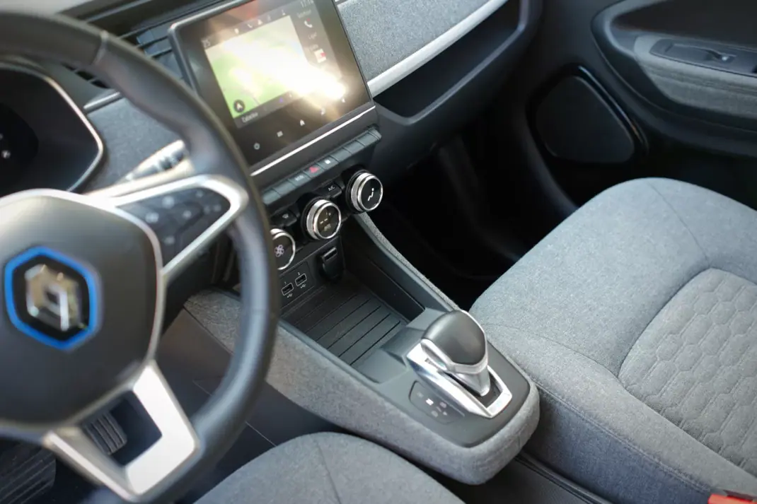 Renault Zoe 2020 - 12990 EUR, 103000 km - AUTO.MOTO.pt - 103000km - foto 17 de 24