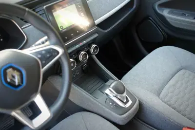 Renault Zoe 2020 - 12990 EUR, 103000 km - AUTO.MOTO.pt - 103000km - foto 17 de 24