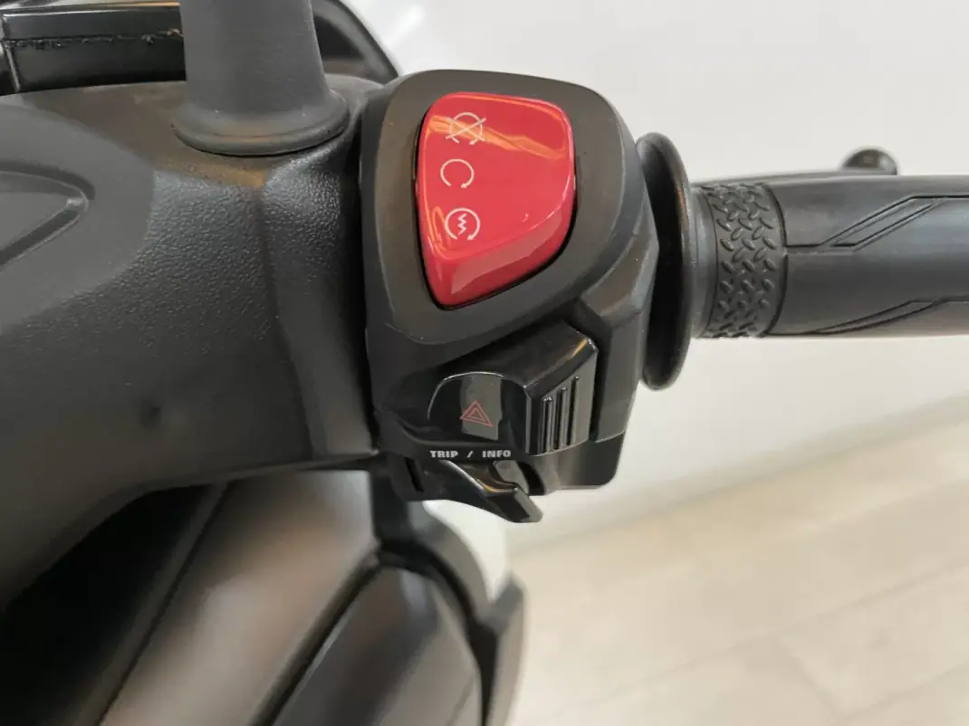 Yamaha XMAX 2017 - 3950 EUR, 9400 km - 9400km - foto 9 de 19