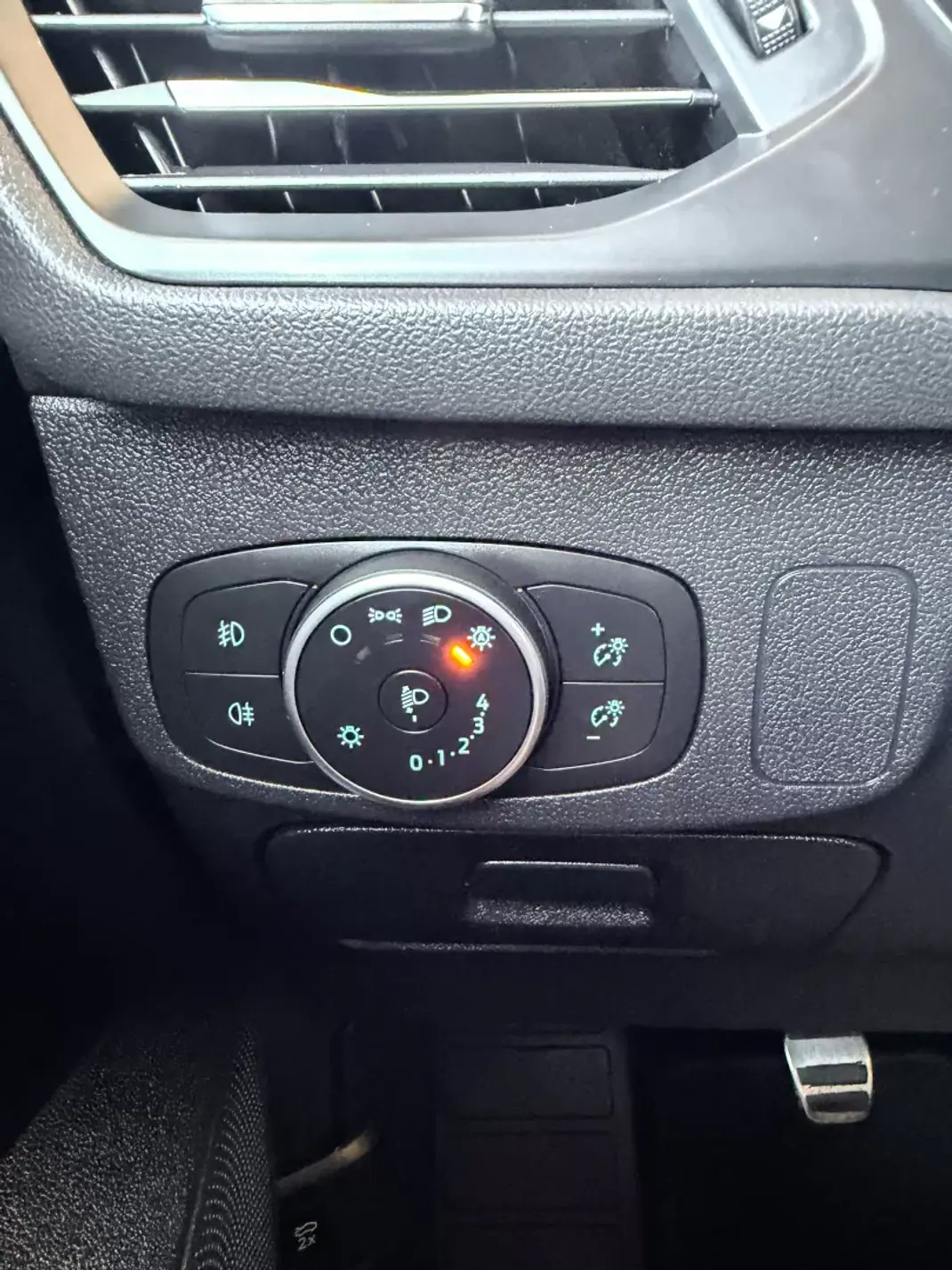 Ford Focus 2019 - 15500 EUR, 124230 km - 124230km - foto 21 de 26