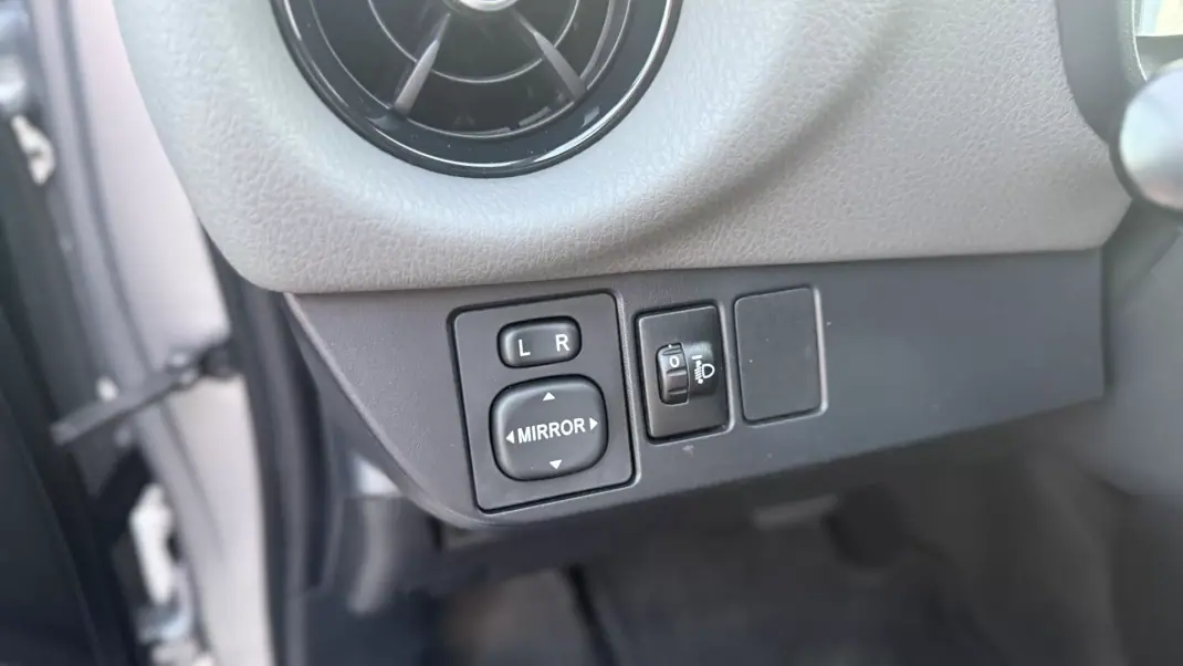Toyota Yaris 2019 - 13880 EUR, 116435 km - AUTO.MOTO.pt - 116435km - foto 18 de 33