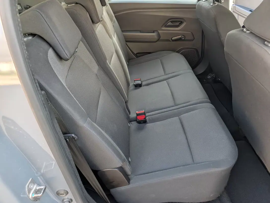 Dacia Jogger 2023 - 14250 EUR, 57740 km - AUTO.MOTO.pt - 57740km - foto 13 de 20