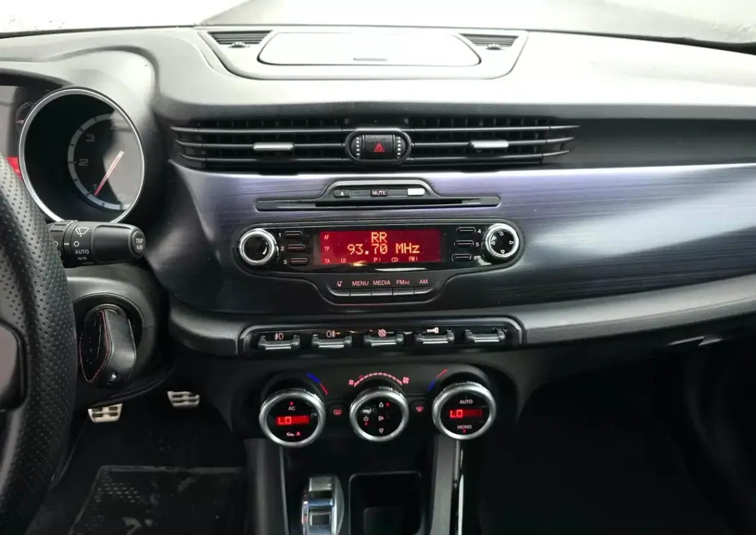 Alfa Romeo Giulietta 2011 - 5990 EUR, 200000 km - AUTO.MOTO.pt - 200000km - foto 15 de 23