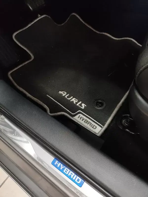 Toyota Auris Touring Sports 2018 - 16950 EUR, 109000 km - AUTO.MOTO.pt - 109000km - foto 23 de 37