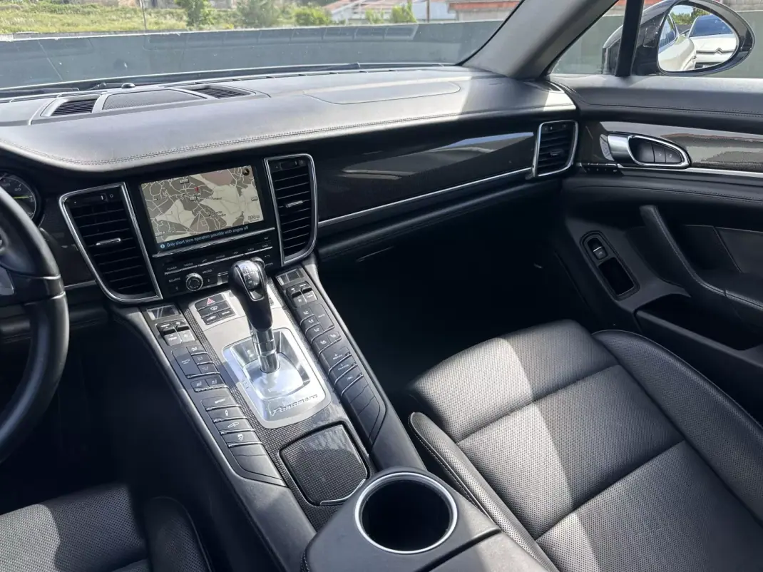 Porsche Panamera 2015 - 35000 EUR, 159000 km - AUTO.MOTO.pt - 159000km - foto 36 de 67