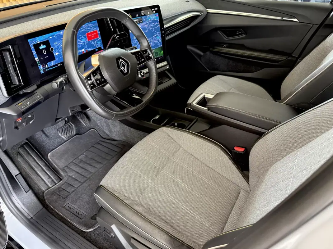 Renault Mégane E-Tech 2022 - 24999 EUR, 27000 km - AUTO.MOTO.pt - 27000km - foto 42 de 116