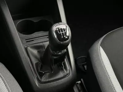 Skoda Fabia 2015 - 8900 EUR, 187000 km - AUTO.MOTO.pt - 187000km - foto 18 de 22