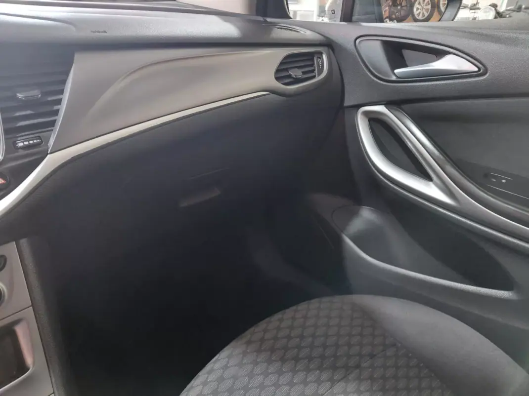 Opel Astra 2019 - 11900 EUR, 155000 km - AUTO.MOTO.pt - 155000km - foto 16 de 21