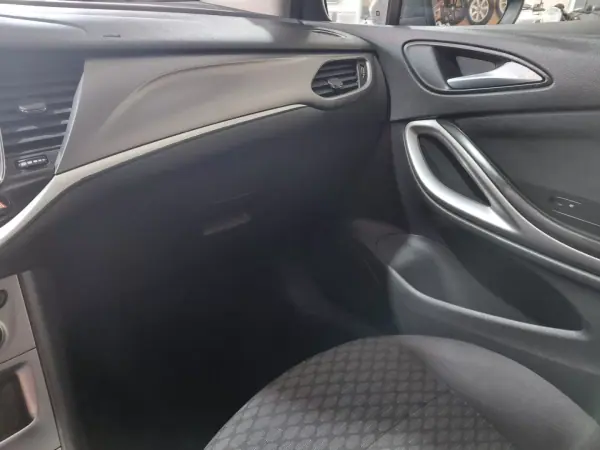 Opel Astra 2019 - 11900 EUR, 155000 km - AUTO.MOTO.pt - 155000km - foto 16 de 21
