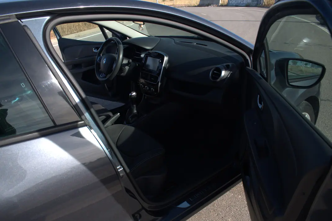 Renault Clio 2017 - 10490 EUR, 90000 km - AUTO.MOTO.pt - 90000km - foto 10 de 15