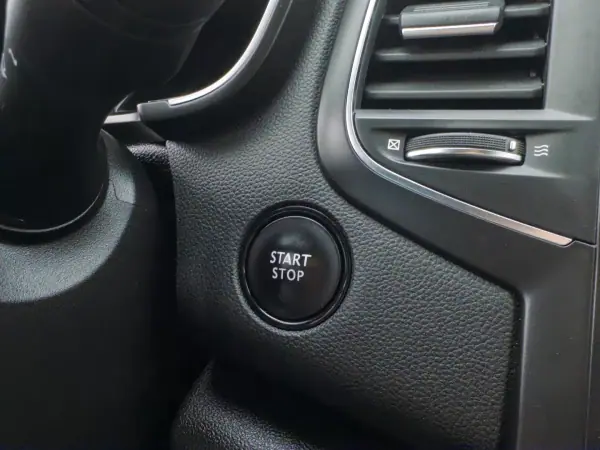 Renault Mégane 2018 - 15990 EUR, 117000 km - AUTO.MOTO.pt - 117000km - foto 24 de 48