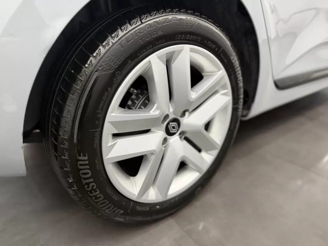 Renault Clio 2024 - 19500 EUR, 14000 km - AUTO.MOTO.pt - 14000km - foto 9 de 18