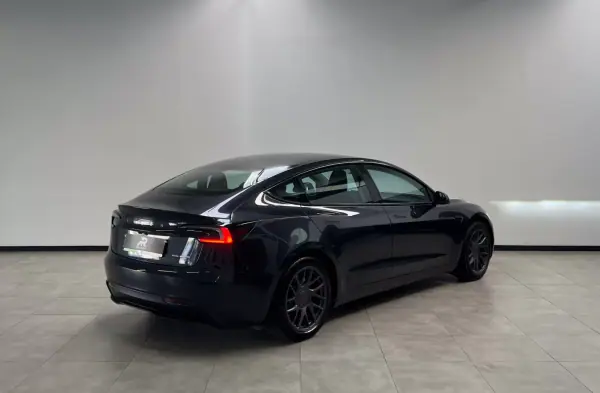 Tesla Model 3 2023 - 36900 EUR, 116000 km - AUTO.MOTO.pt - 116000km - foto 7 de 20