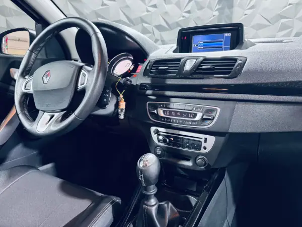 Renault Mégane Sport Tourer 2012 - 7990 EUR, 307778 km - AUTO.MOTO.pt - 307778km - foto 18 de 19
