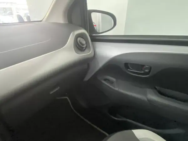 Toyota Aygo 2015 - 9850 EUR, 116267 km - AUTO.MOTO.pt - 116267km - foto 21 de 34