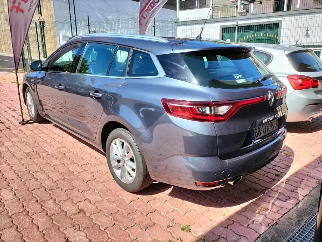 Renault Mégane Sport Tourer 2018 - 15950 EUR, 123820 km - AUTO.MOTO.pt - 123820km - foto 4 de 13