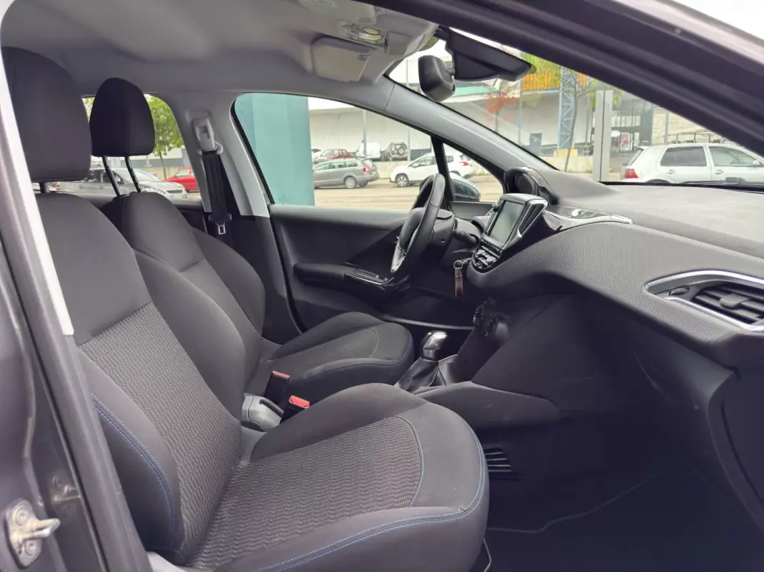 Peugeot 208 2019 - 12450 EUR, 54869 km - AUTO.MOTO.pt - 54869km - foto 10 de 12