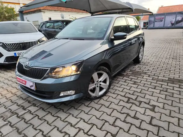 Skoda Fabia 2015 - 11900 EUR, 130000 km - AUTO.MOTO.pt - 130000km - foto 2 de 17