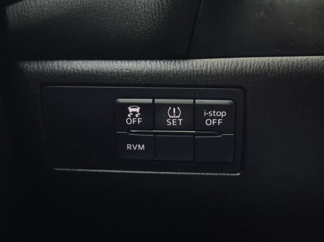 Mazda 3 2016 - 12450 EUR, 207205 km - AUTO.MOTO.pt - 207205km - foto 28 de 40