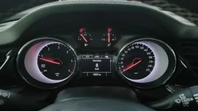 Opel Insignia Grand Sport 2019 - 14950 EUR, 70795 km - AUTO.MOTO.pt - 70795km - foto 7 de 36