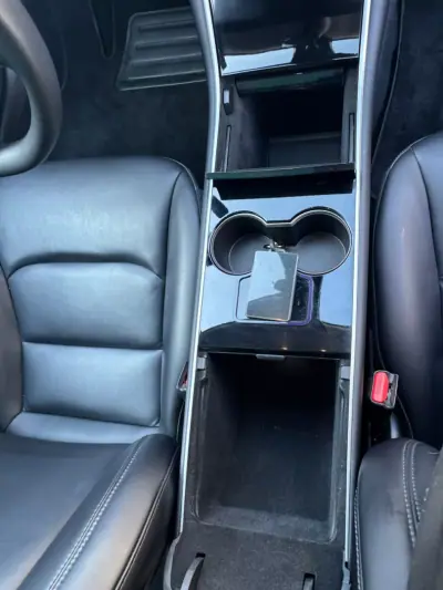 Tesla Model 3 2019 - 22900 EUR, 117000 km - AUTO.MOTO.pt - 117000km - foto 15 de 27