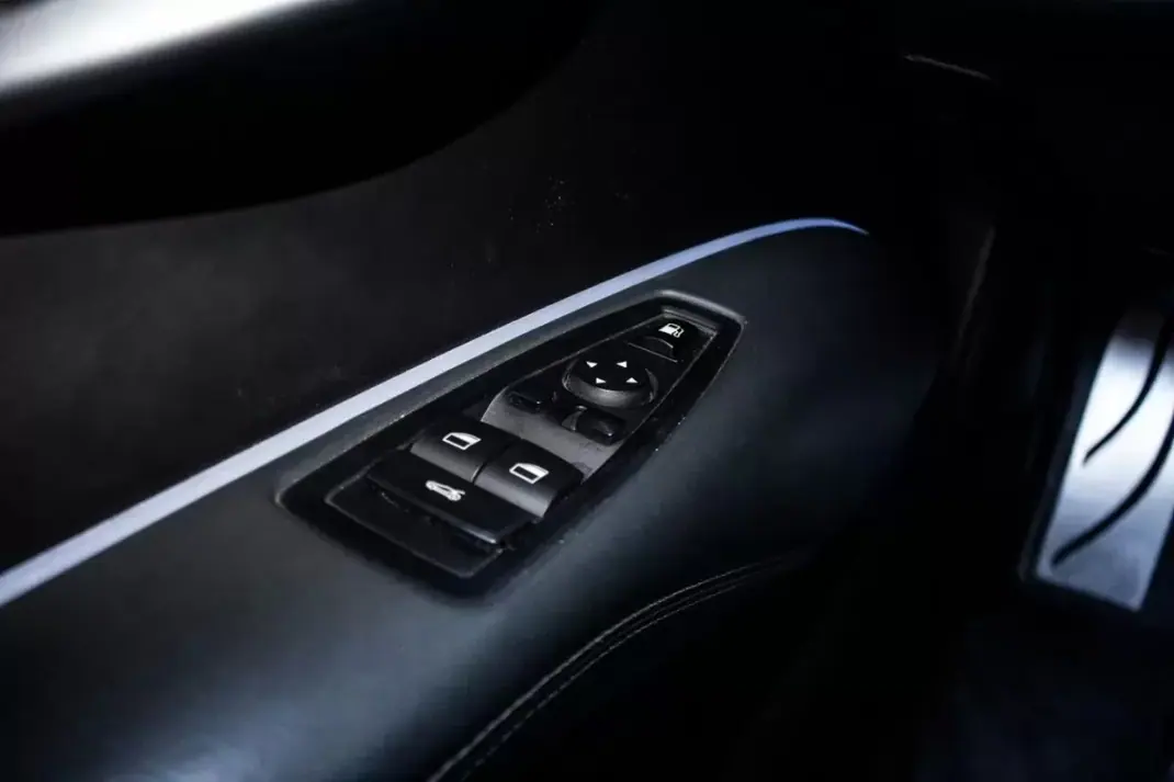 BMW i8 2016 - 61900 EUR, 93668 km - 93668km - foto 21 de 45