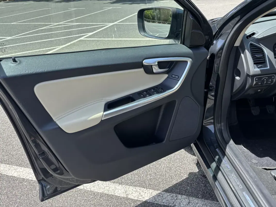 Volvo XC 60 2017 - 13500 EUR, 298900 km - AUTO.MOTO.pt - 298900km - foto 6 de 12