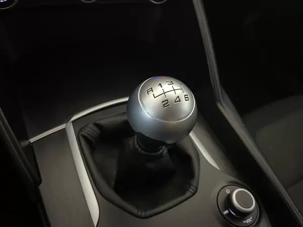 Alfa Romeo Giulia 2016 - 17750 EUR, 153000 km - AUTO.MOTO.pt - 153000km - foto 31 de 36
