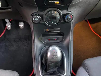 Ford Fiesta 2017 - 9990 EUR, 98500 km - AUTO.MOTO.pt - 98500km - foto 13 de 17