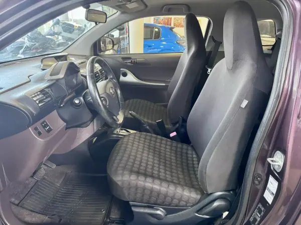 Toyota iQ 2009 - 7990 EUR, 180000 km - AUTO.MOTO.pt - 180000km - foto 9 de 17