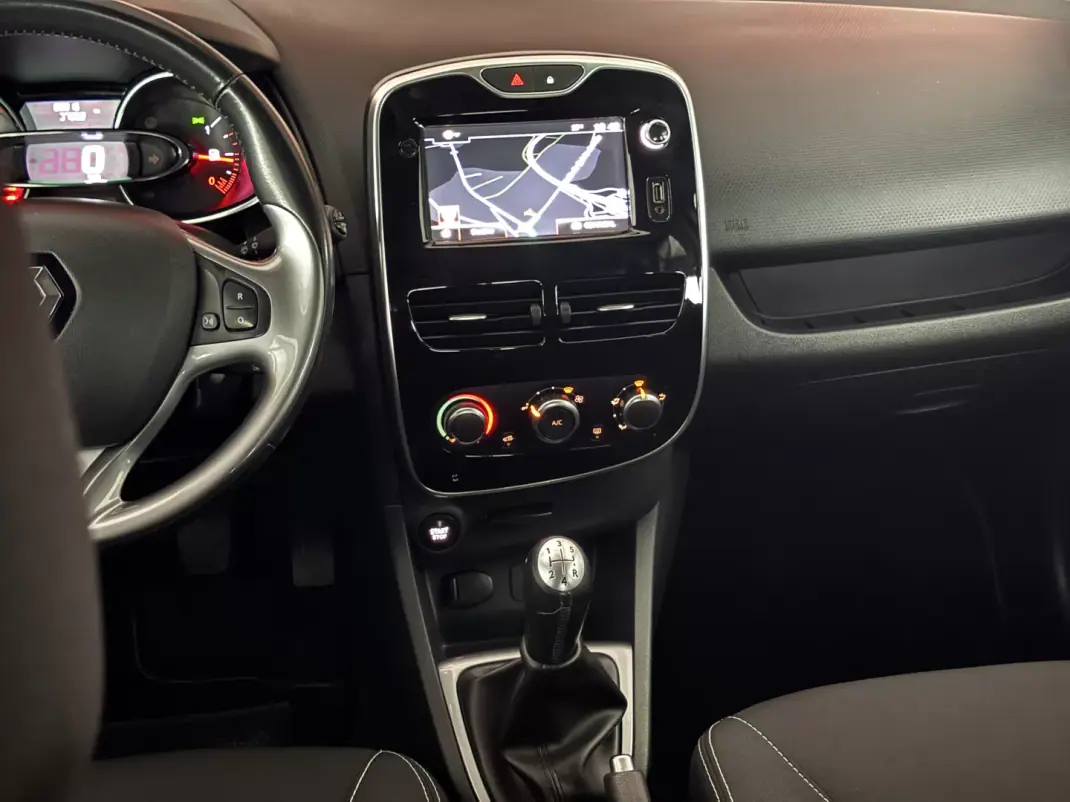 Renault Clio Sport Tourer 2016 - 10990 EUR, 88915 km - AUTO.MOTO.pt - 88915km - foto 17 de 19