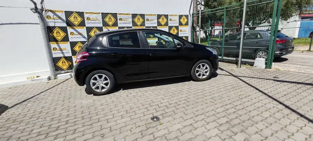 Peugeot 208 2014 - 11900 EUR, 193379 km - 193379km - foto 2 de 23