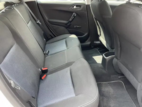 Peugeot 208 2019 - 11900 EUR, 56000 km - AUTO.MOTO.pt - 56000km - foto 10 de 13